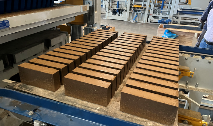 ZN1500 په بشپړ ډول اتوماتیک د خښتو جوړولو ماشین د ختیځ چین پیرودونکي د خځلو سرچینو کارولو کې ځواک ورکوي